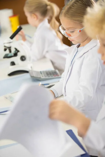 Schoolchildren studying in lab — Stock Photo