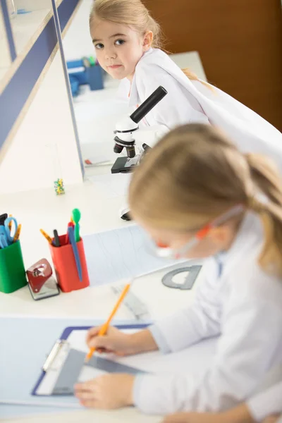 Schoolchildren studying in lab — Stock Photo