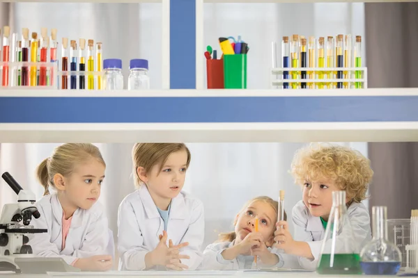 Schüler lernen im Labor — Stockfoto