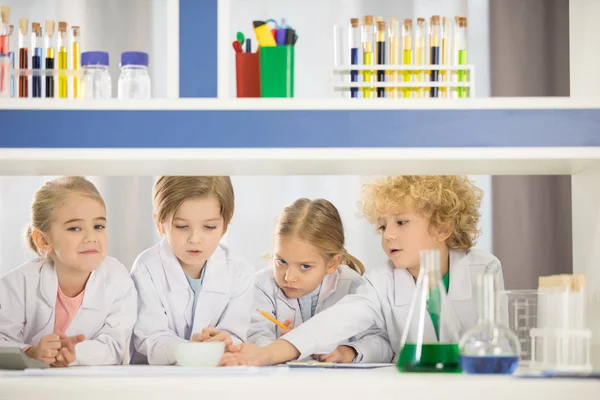Schoolchildren studying in laboratory — Stock Photo
