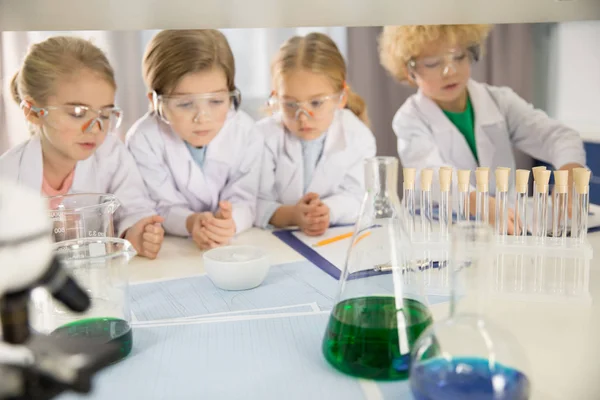 Écoliers étudiant en laboratoire — Photo de stock