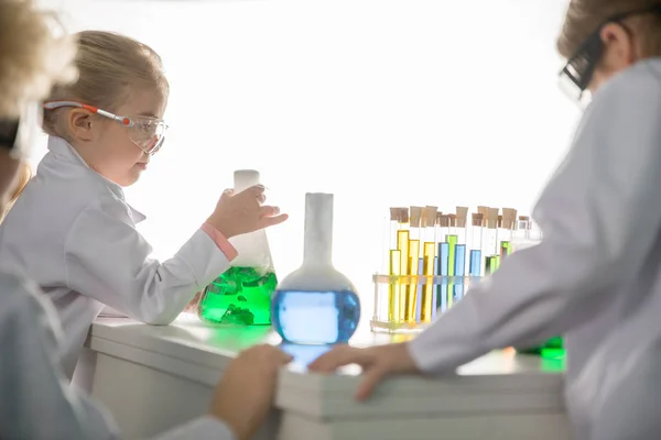 Schoolchildren making experiment — Stock Photo