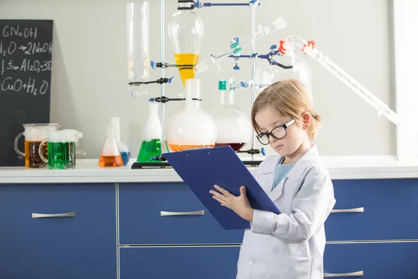 Niño en laboratorio de ciencias - foto de stock