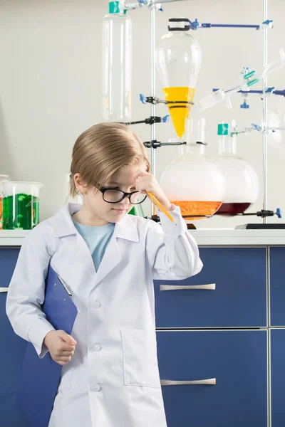 Niño en laboratorio de ciencias - foto de stock