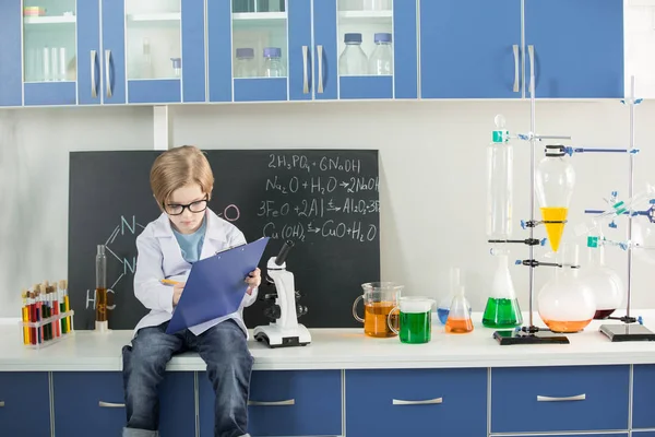 Boy in science laboratory — Stock Photo