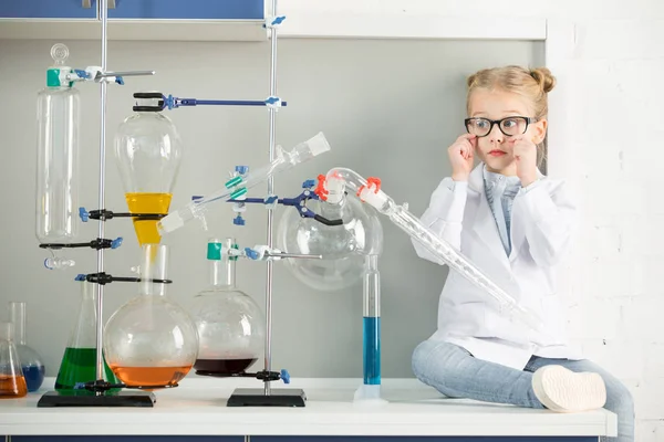 Little girl in laboratory — Stock Photo