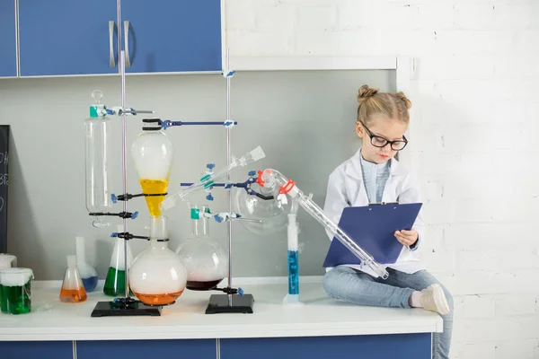 Little girl in laboratory — Stock Photo