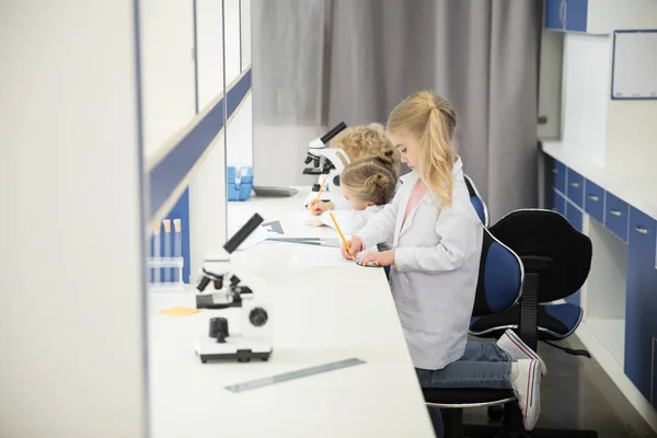 Niños estudiando en laboratorio - foto de stock