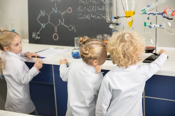 Kids studuing in laboratory — Stock Photo