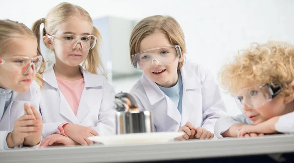 Niños con gafas protectoras - foto de stock