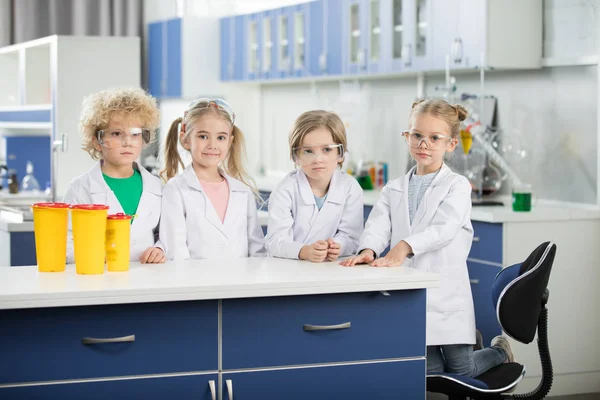 Les enfants dans le laboratoire scientifique — Photo de stock