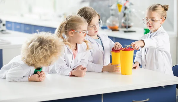 Kinder im Wissenschaftslabor — Stockfoto