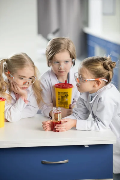 Niños haciendo experimento - foto de stock