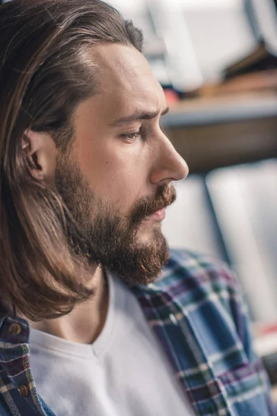 Jeune homme barbu — Photo de stock