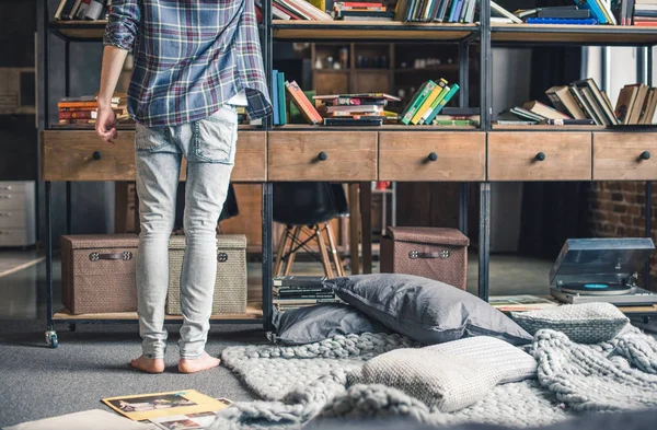 Uomo che sceglie libri — Foto stock