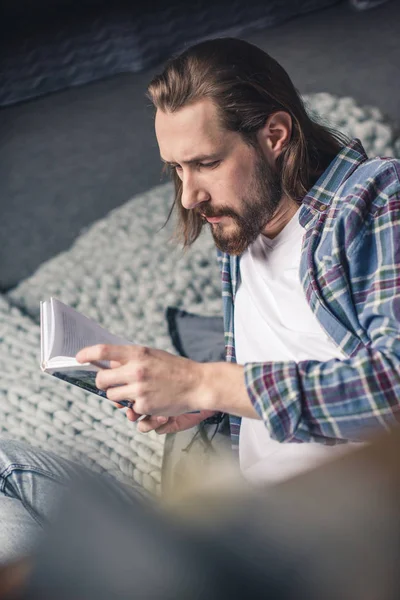 Man reading book — Stock Photo