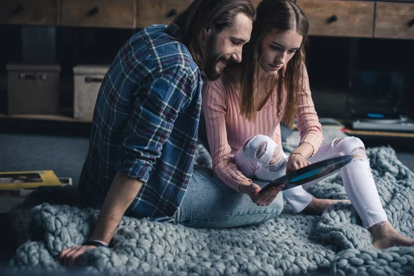 Couple with vinyl record — Stock Photo