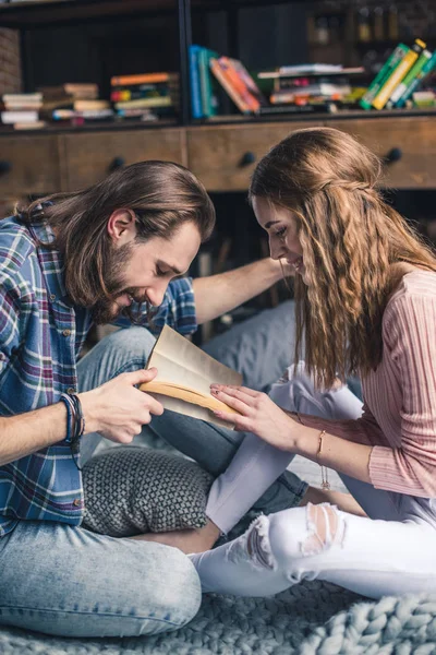 Paar liest Buch — Stockfoto