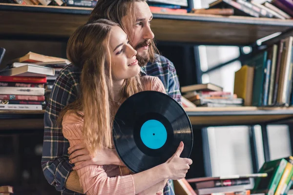 Casal com disco de vinil — Fotografia de Stock