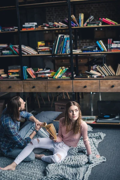 Couple reading book — Stock Photo