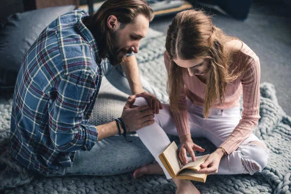 Coppia lettura libro — Foto stock