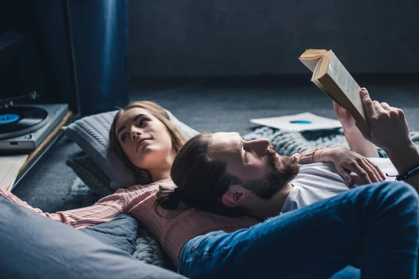 Couple reading book — Stock Photo