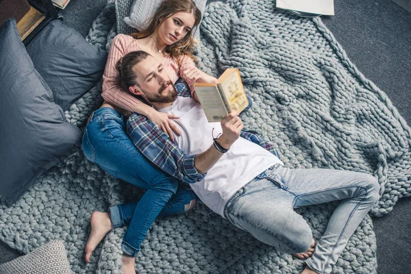 Couple reading book — Stock Photo