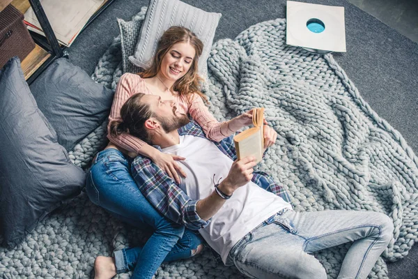 Couple reading book — Stock Photo