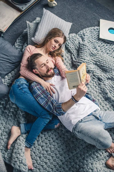 Libro de lectura de pareja - foto de stock