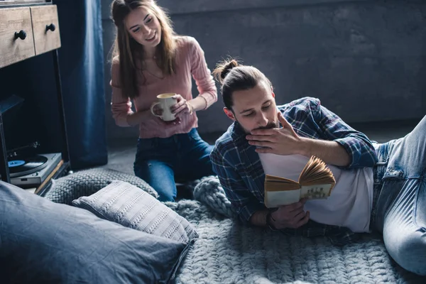 Couple reading book — Stock Photo