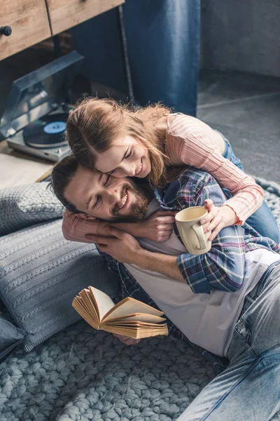 Libro de lectura de pareja - foto de stock