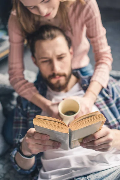 Libro de lectura de pareja - foto de stock