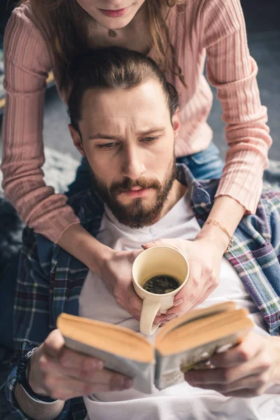 Paar liest Buch — Stockfoto