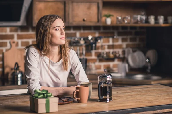 Mujer joven con caja de regalo - foto de stock