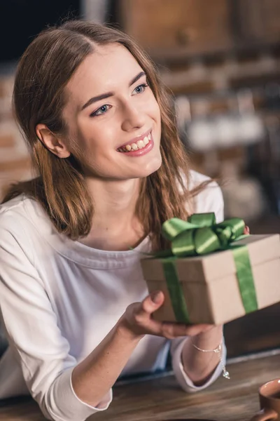 Jeune femme avec boîte cadeau — Photo de stock