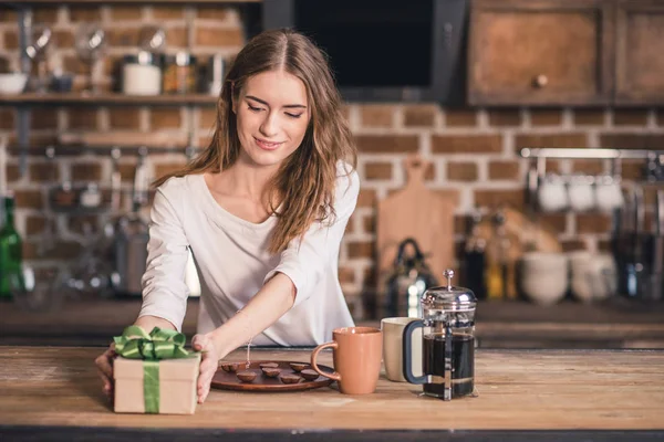 Mujer joven con caja de regalo - foto de stock