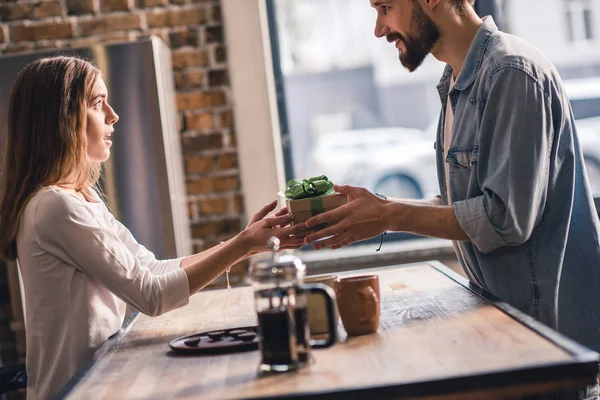 Man giving gift to woman — Stock Photo