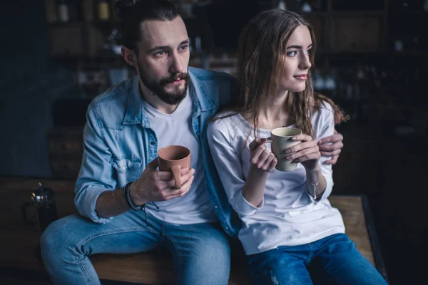 Pareja bebiendo café - foto de stock