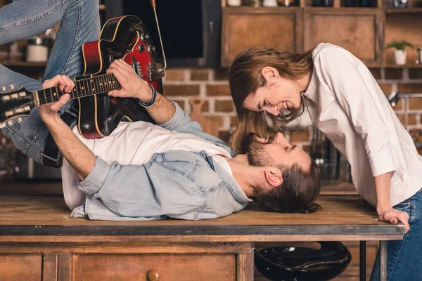 Homme jouant de la guitare — Photo de stock