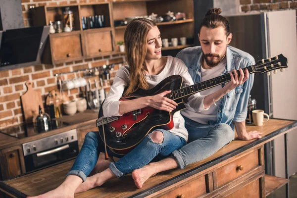 Jeune couple avec guitare — Photo de stock