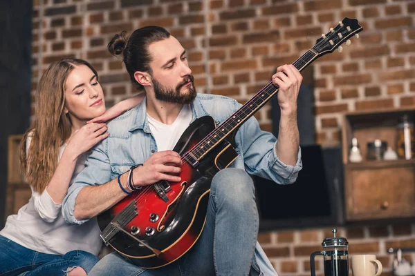 Jeune couple avec guitare — Photo de stock