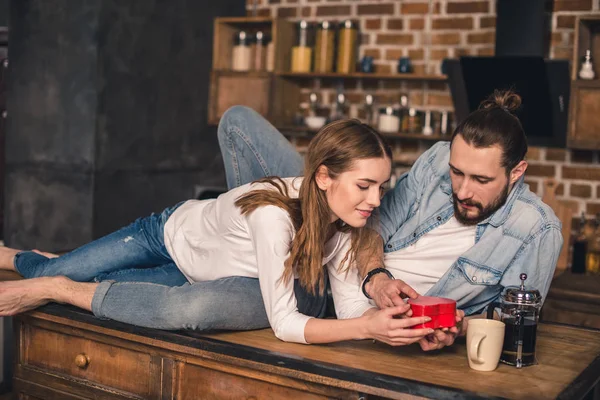 Man gives gift to his girlfriend — Stock Photo