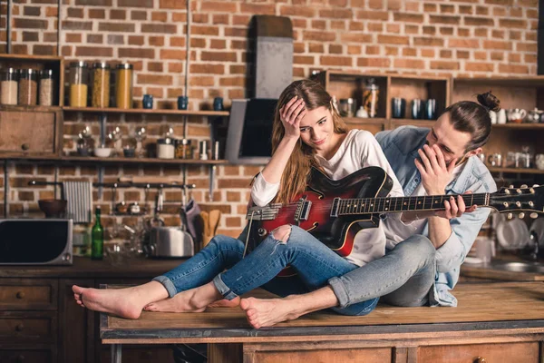 Jeune couple avec guitare — Stock Photo