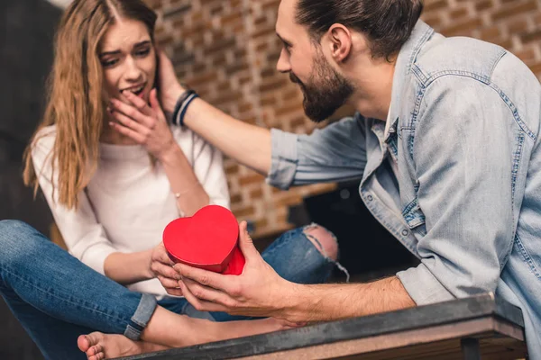 Man gives gift to his girlfriend — Stock Photo