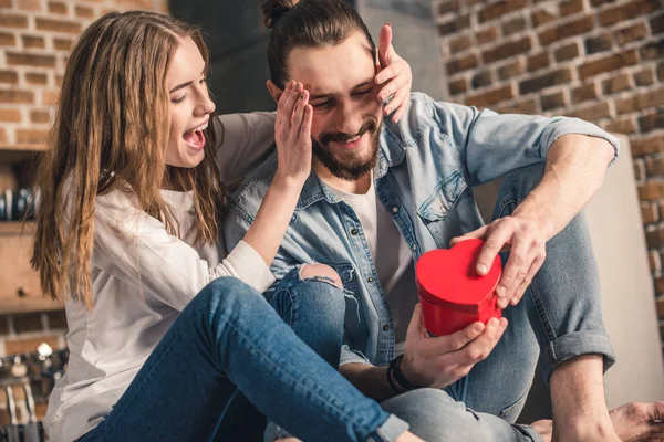 Man receives present from girlfriend — Stock Photo