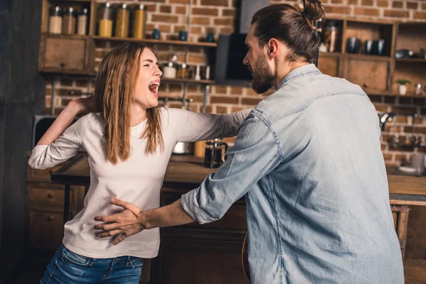 Jeune couple combats — Photo de stock