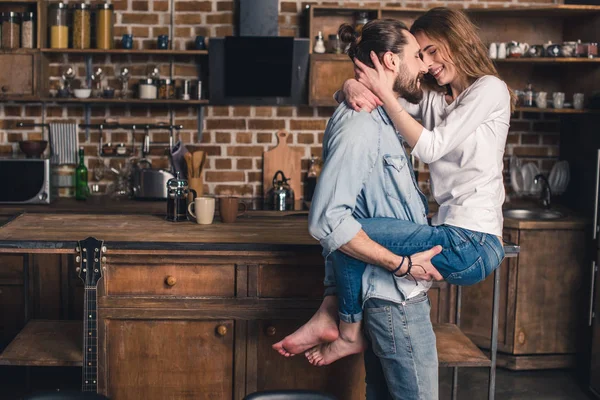 Pareja joven enamorada - foto de stock