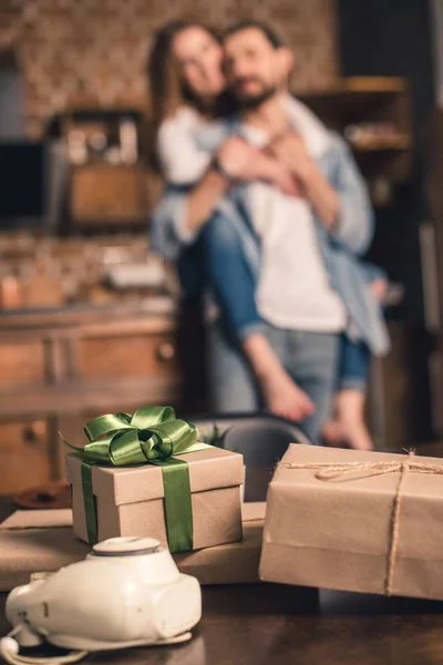 Présentez les boîtes sur la table — Photo de stock