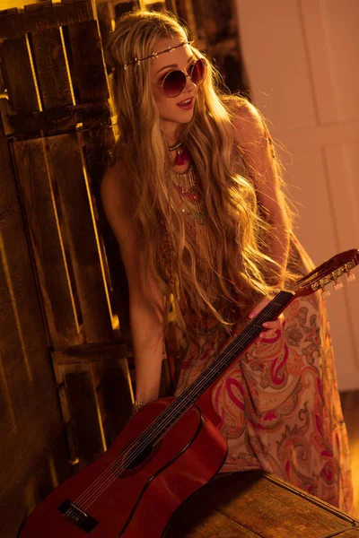 Mujer joven sosteniendo la guitarra - foto de stock