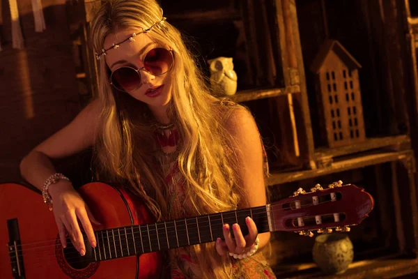 Frau im Boho-Stil spielt Gitarre — Stockfoto
